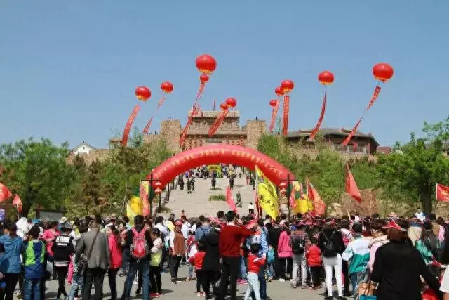 竹泉村景点介绍-“相约竹泉村，穿越红石寨”万人行走场面震撼