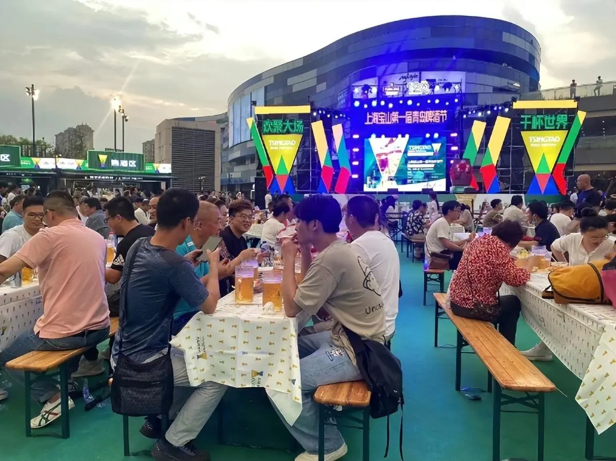 青岛啤酒节2022年时间地点-“吃喝玩乐购”激情碰撞，上海宝山第一届青岛啤酒节今晚开幕