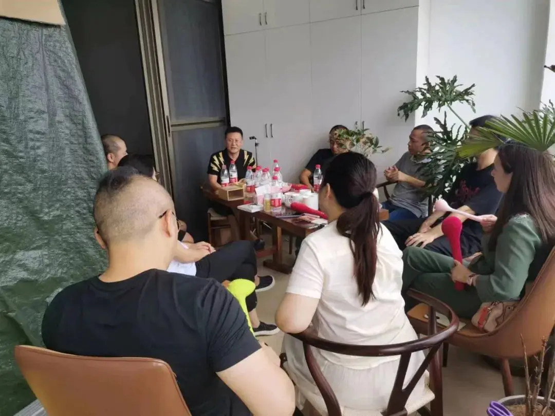 抖音背景尺寸-2800字干货：微信内测大小号；抖音宣战小红书；为何社交电商平台全部倒闭？