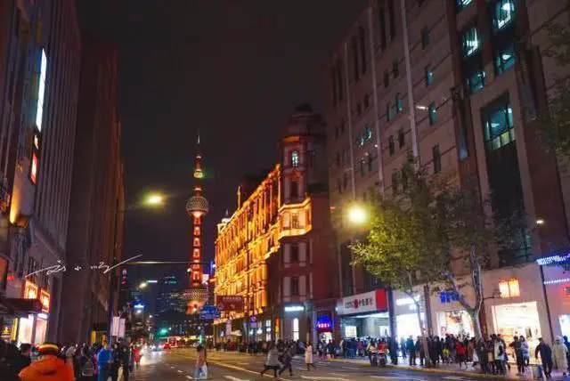 深圳夜市-没有夜市，没有路边摊，外地游客的困惑：上海为什么没有烟火气？