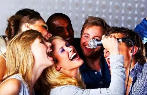 唱吧如何挣钱-传统KTV打入冷宫，全民K歌和唱吧谁是“K歌之王”？