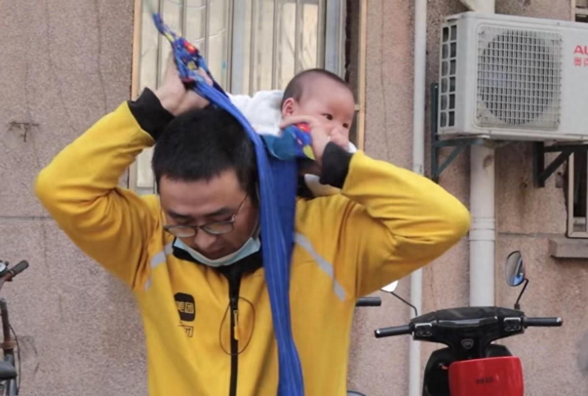 小孩子如何挣钱-南京新手爸爸背6个月女儿送外卖，疯狂试药挣钱，坚决不让妈妈带