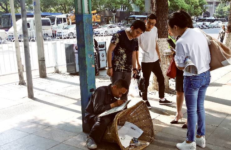 街头画画卖钱的游戏_街头如何画画挣钱_挣钱画画街头图片