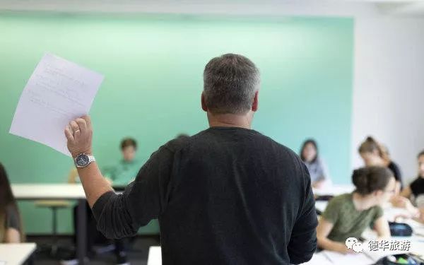 导游赚的钱多吗_瑞士导游如何挣钱_瑞士的导游词