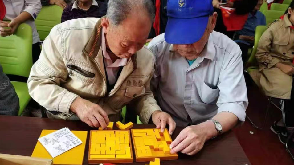 老年人赚钱_老年群体如何挣钱_挣老年人钱的行业