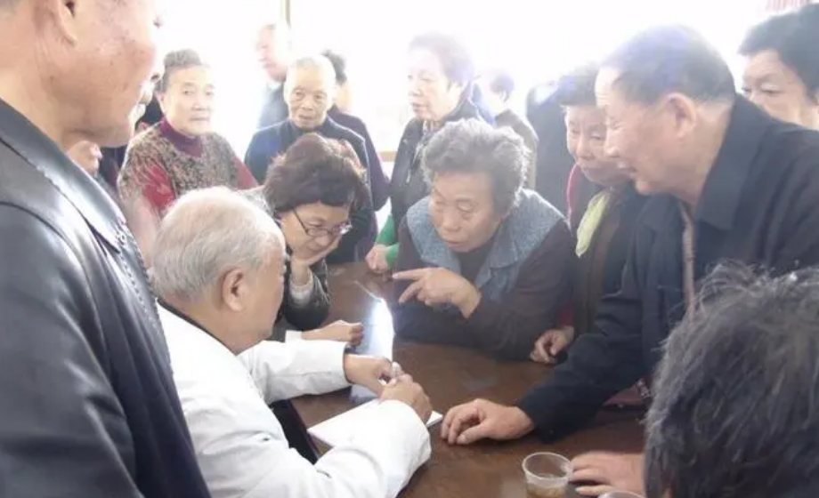 老年群体如何挣钱_挣老年人钱的行业_老年人赚钱