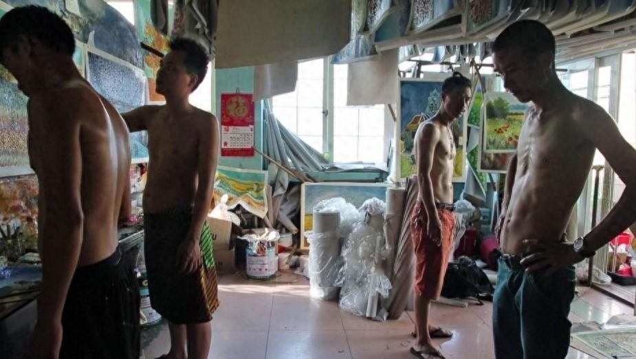 油画专业如何挣钱-深圳大芬油画村：靠“造假”闻名国外，8000农民工日夜手工作画！