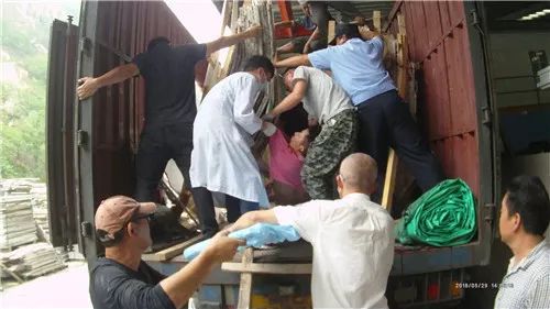 找卸货工人-数吨石板卸货时掉落，工人被砸失去意识，民警火速救援