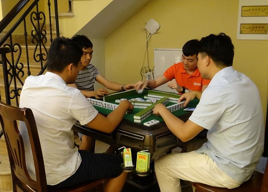 打牌赚钱手机游戏软件_打牌赚钱的小游戏_打牌赚钱的手机游戏