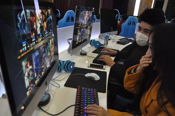 陪玩接单平台赚钱兼职-【深度揭秘】三个漂亮妹子谈网吧陪玩！职业？真相？临汾有木有？