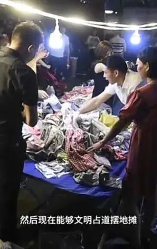 摆地摊卖什么能让女人小孩买_摆地摊的女人_女人摆地摊卖什么挣钱