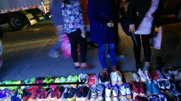 摆地摊卖什么能让女人小孩买_女人摆地摊卖什么挣钱_摆摊卖女孩子的东西