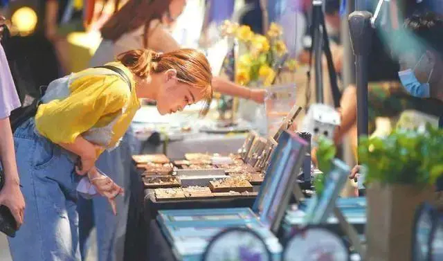 女人摆地摊卖什么挣钱_摆地摊卖什么能让女人小孩买_摆摊卖女孩子的东西