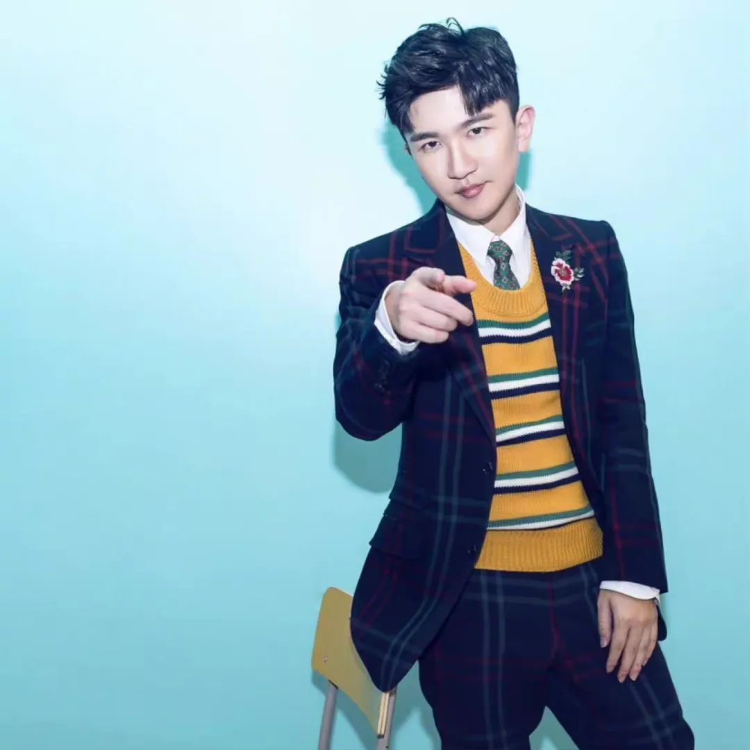 吴京副业多少钱-张大大折磨吴京？黄子韬被查？刘诗诗为吴奇隆卖房抵债？