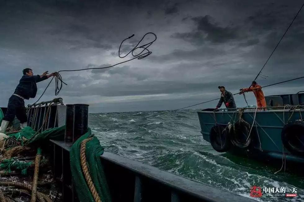捕鱼一天赚-渔民昼夜不停捕鱼：靠喝酒祛寒 | 中国人的一天