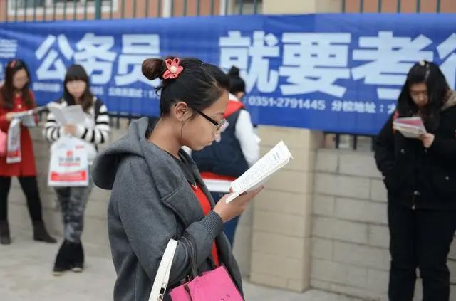 图片[2]-公务员副业能赚多少工资-【万善普法】公务员“不违规”的副业有哪些？这几类赚太多也不会被查，了解下-优创圈
