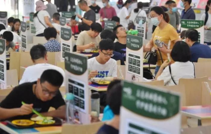 大学老师副业工资多少钱-高校女老师多有钱？教书只是副业！网友：她们怎么有那么多奢侈品-优创圈