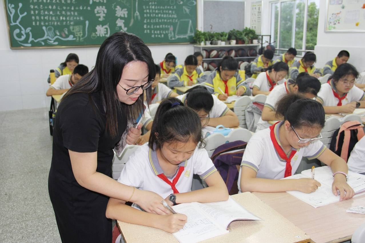 教师副业一般月收入多少_教师合法副业收入_收入副业教师一般月薪多少