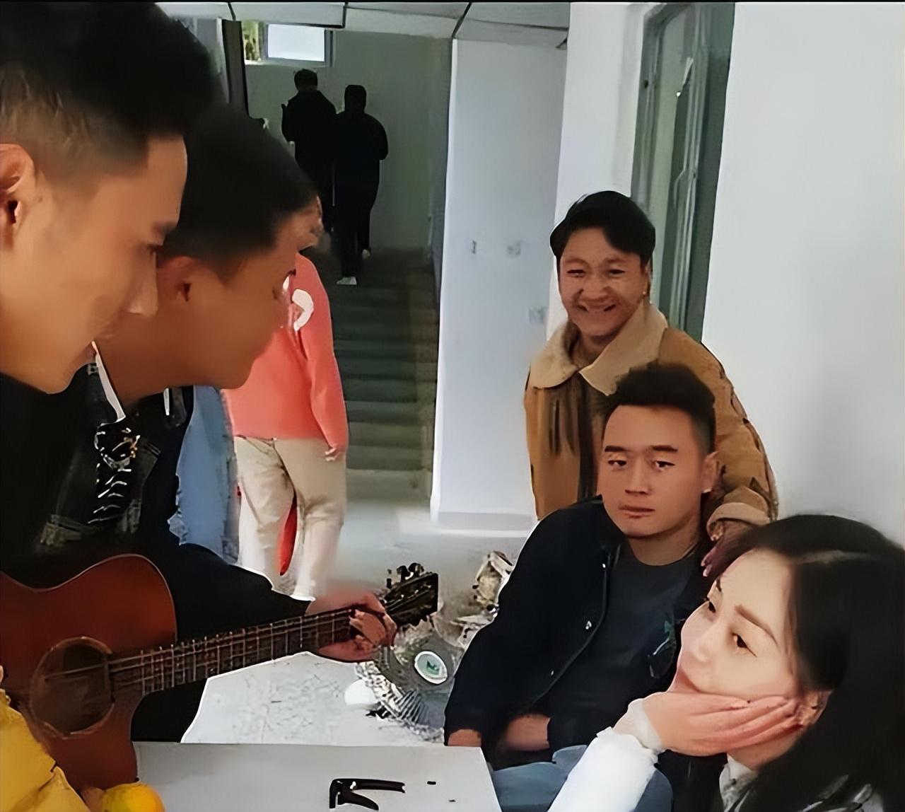 宿管阿姨多少岁可以做副业_宿管阿姨有什么权利_宿管阿姨工作累不累