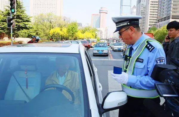 小车未按标线行驶扣了3分罚款_行驶证副业改多少次要罚款_替人消分扣证罚款