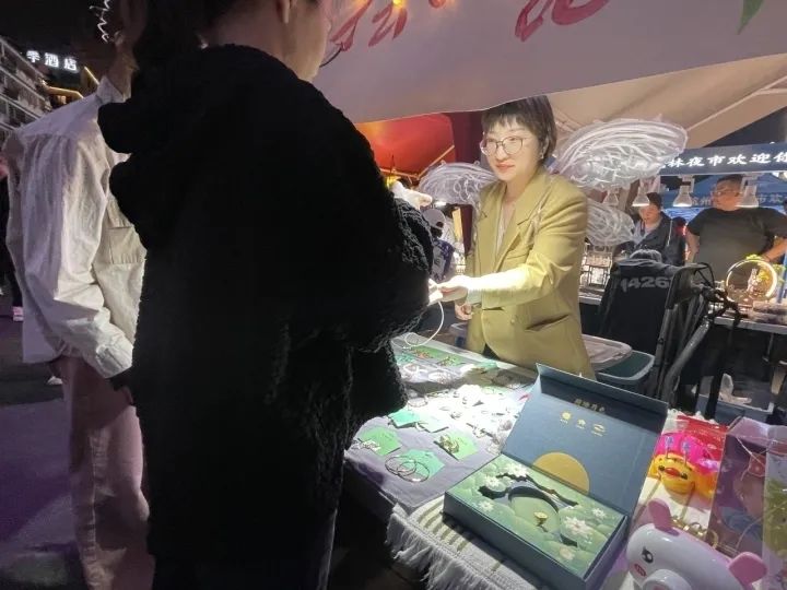 副业摆摊一天赚多少钱_摆摊副业什么比较火_赚摆摊副业钱一天赚多少