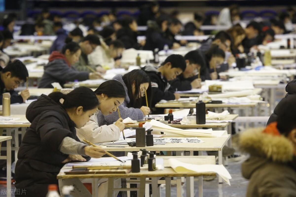 一年学书法副业挣多少钱-悔当初高考志愿没选书法，书法写好了，很好挣钱-优创圈