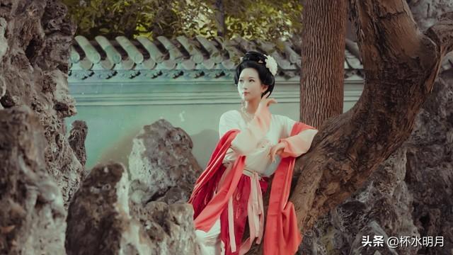 教师副业一月赚多少钱正常-大学女老师月薪8700元，写头条一天挣128元，准备欢乐躺平-优创圈