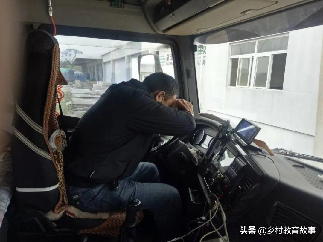 教师副业一月赚多少钱合适-反正也是闲的，甘肃农村老教师跑出租挣外快：工资少，工作枯燥-优创圈