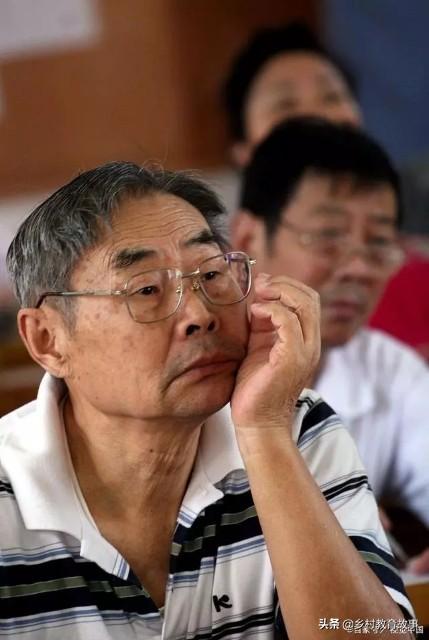 教师副业一月赚多少钱合适_教师一个月赚多少_一月合适赚副业钱教师怎么说