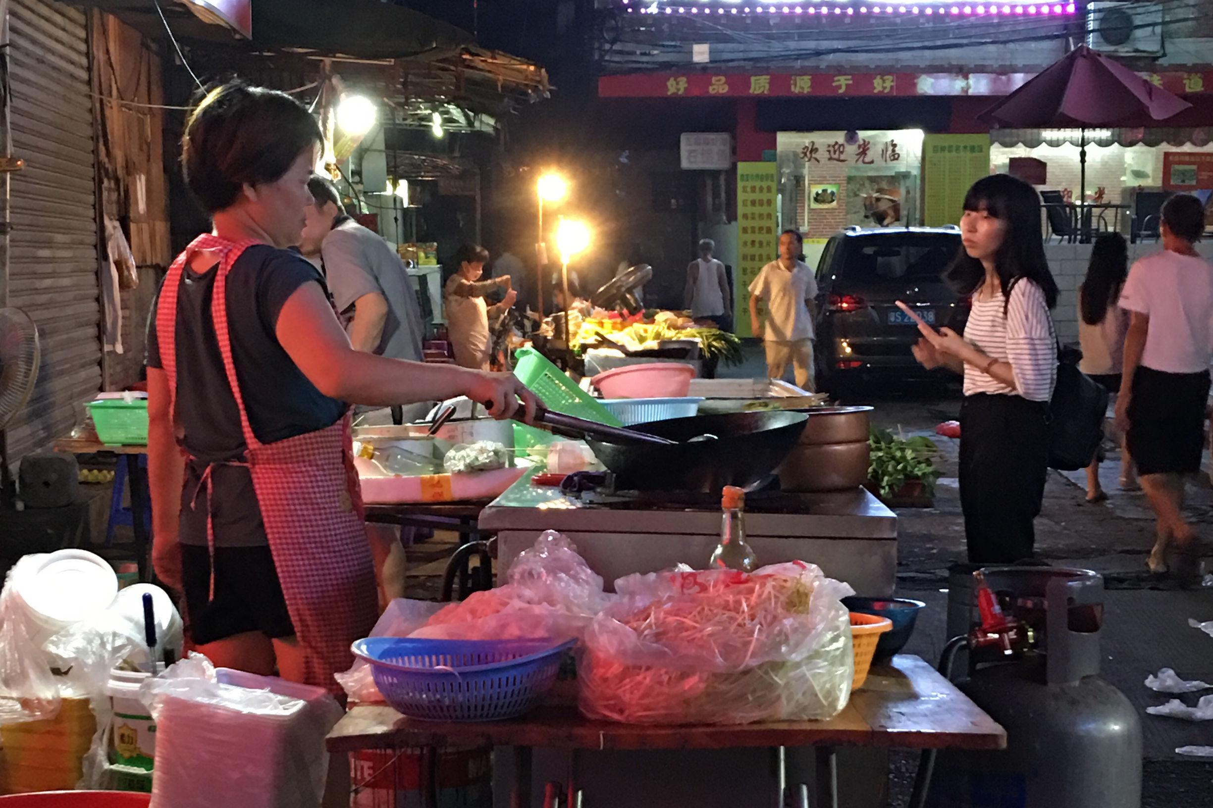 副业烧烤师傅一个月多少钱-农民工城里做烧烤，虽然很挣钱，但是背后的辛苦，你知道吗？-优创圈