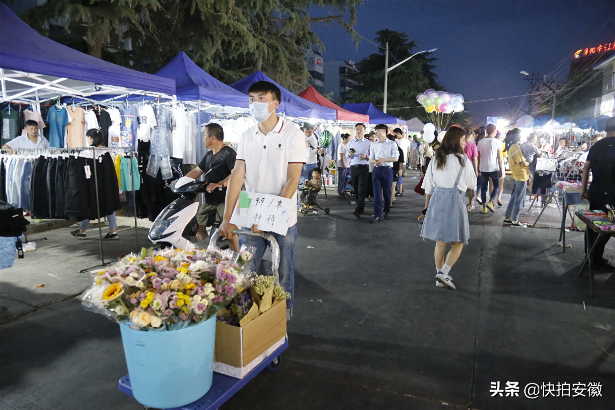 花店小伙夜市摆摊卖花4小时，敢于应付顾客，称脸皮薄了挣不到钱