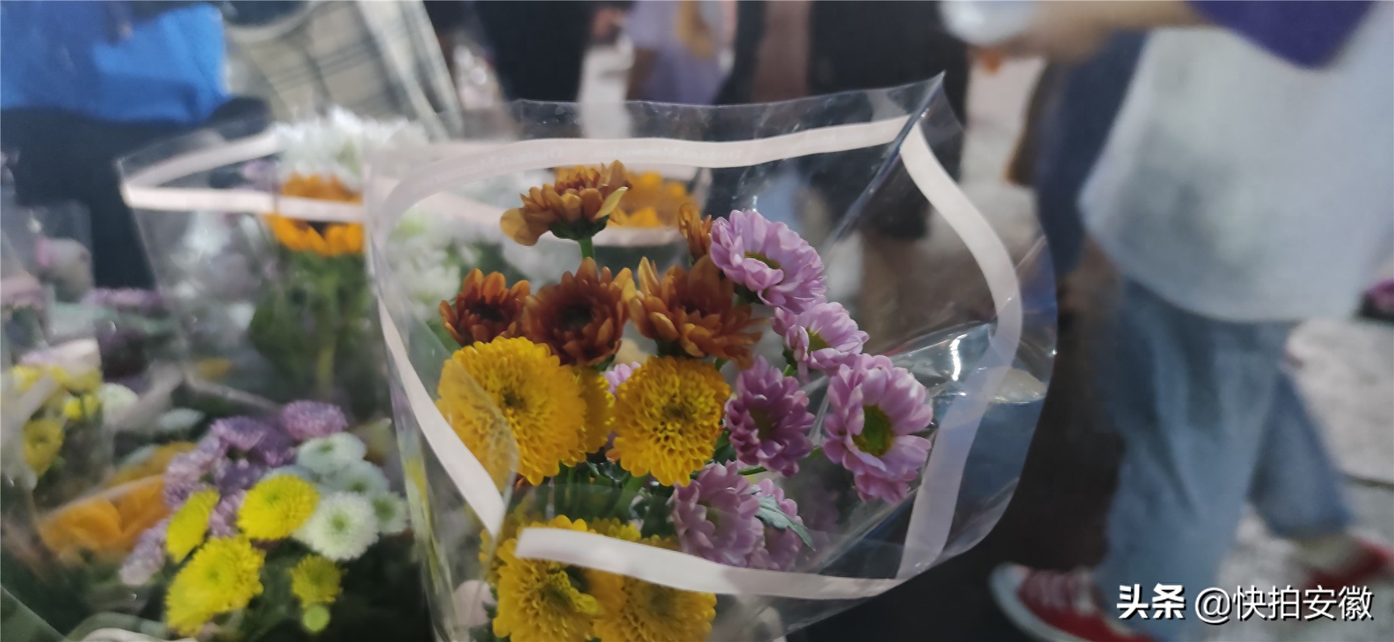 花店小伙夜市摆摊卖花4小时，敢于应付顾客，称脸皮薄了挣不到钱