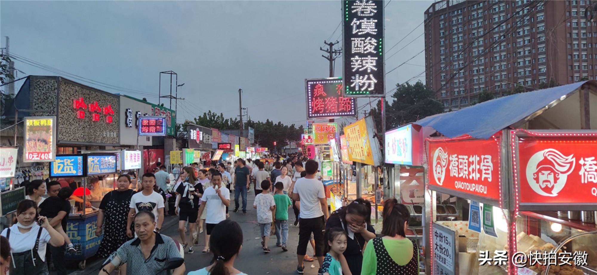 花店小伙夜市摆摊卖花4小时，敢于应付顾客，称脸皮薄了挣不到钱
