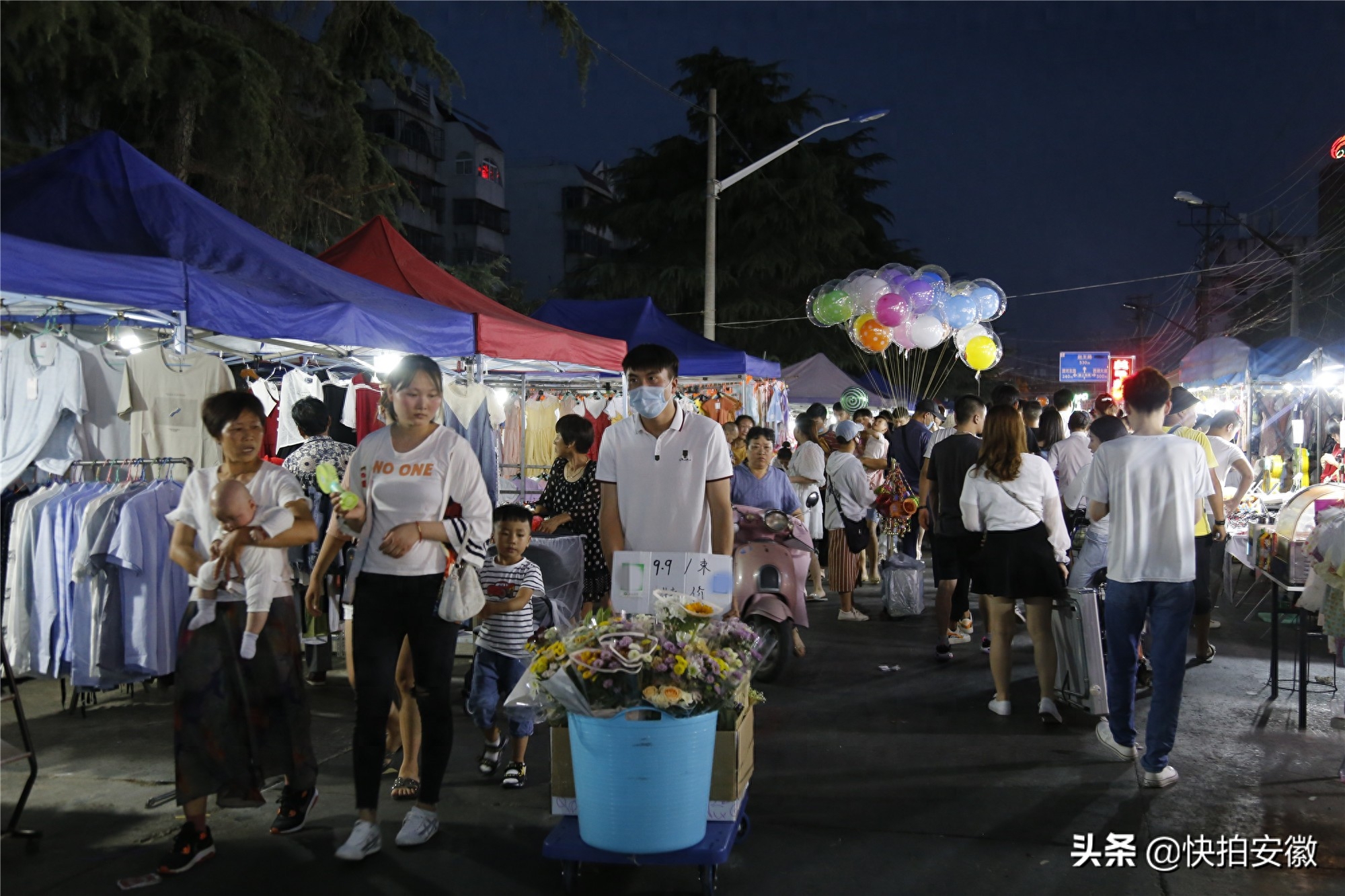 花店小伙夜市摆摊卖花4小时，敢于应付顾客，称脸皮薄了挣不到钱