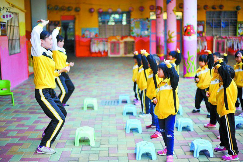 幼师在家副业推荐-幼师被家人劝离职：一个月两千不到，非要干这行？干啥不比这个好-优创圈