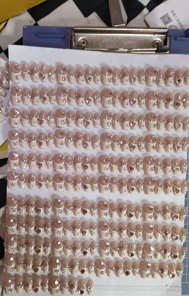 穿戴甲加工一天能赚多少钱_在家做穿戴甲挣钱吗_穿戴甲在家做副业