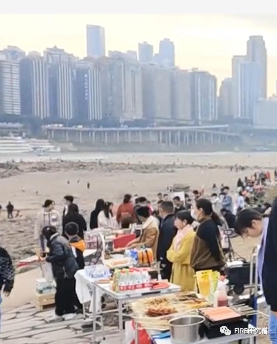 在家摆摊怎么找副业-副业02：手把手教你摆地摊。实测！115元启动资金，摆摊卖菠萝-优创圈