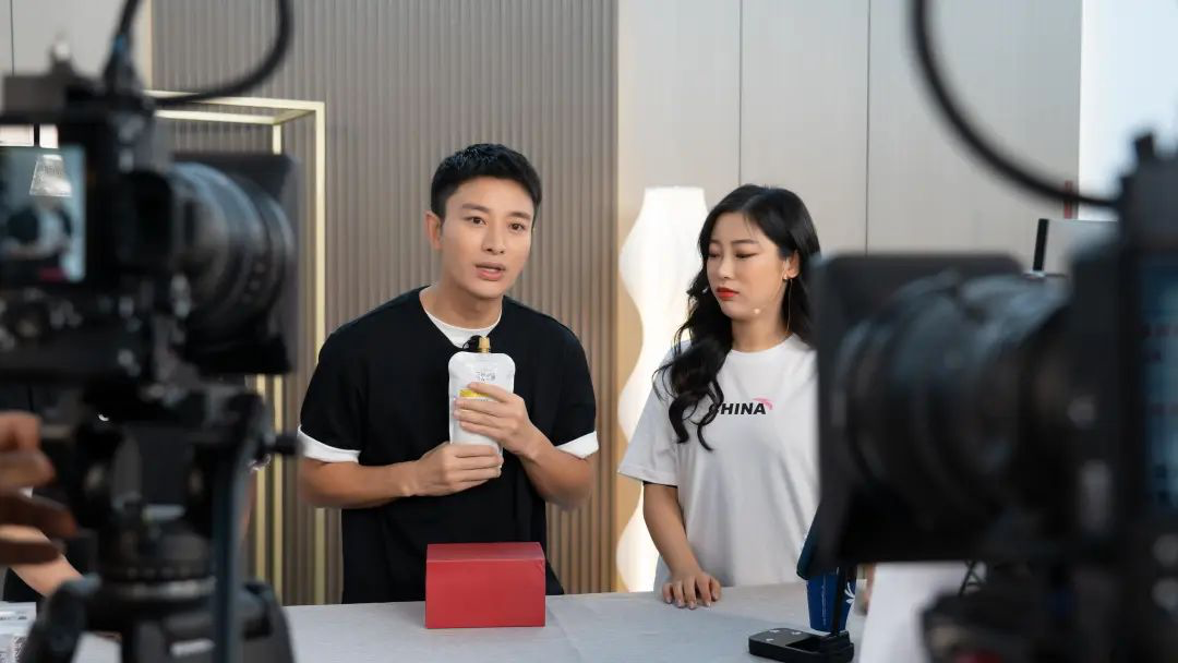 如何当主播赚钱_主播赚钱多吗_主播怎么赚钱