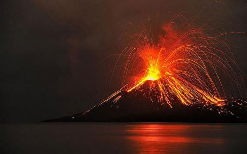 火山怎么赚钱-世界上最危险的工作，印尼人在喷发火山收集硫磺，一天赚2221美元-优创圈