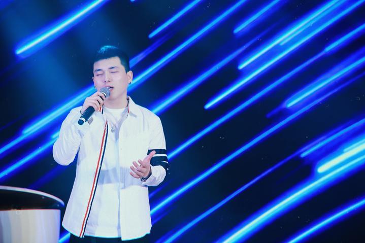 怎么唱歌赚钱-95后小伙在直播里教大家唱歌，第一次播就赚了700元-优创圈