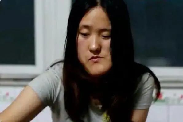 图片[2]-怎么成为网红赚钱-“歪脸女孩”整容后成大美女，本可当网红赚钱，她却选择了这个职业！-优创圈