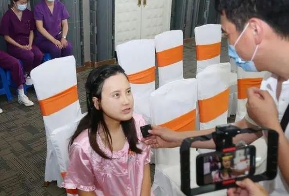 图片[7]-怎么成为网红赚钱-“歪脸女孩”整容后成大美女，本可当网红赚钱，她却选择了这个职业！-优创圈
