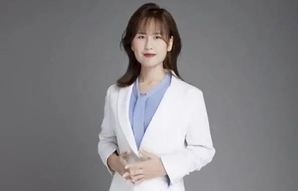 图片[8]-怎么成为网红赚钱-“歪脸女孩”整容后成大美女，本可当网红赚钱，她却选择了这个职业！-优创圈