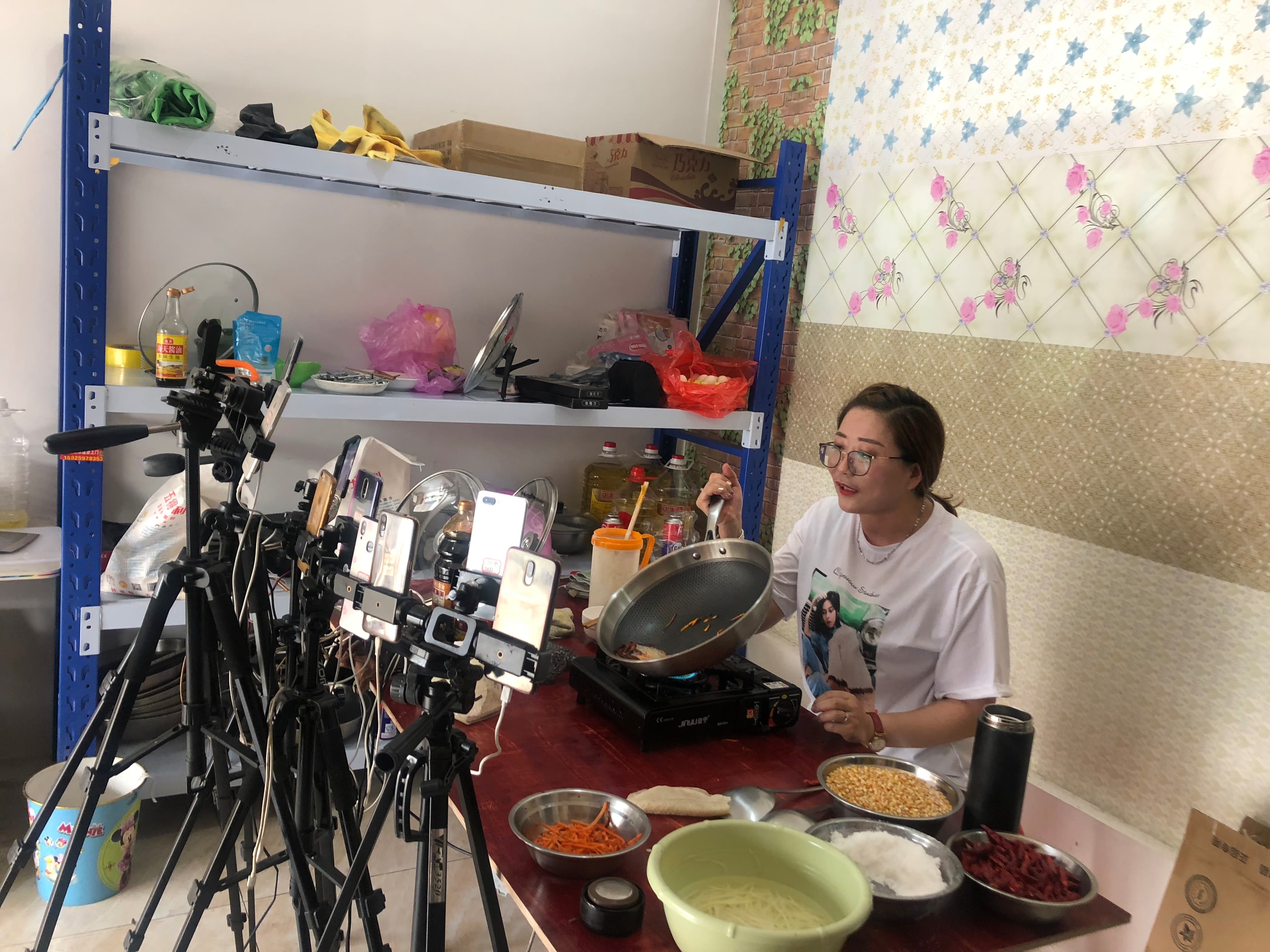一直播怎么赚钱_直播赚钱吗一个月赚多少钱_直播赚钱平台有哪些