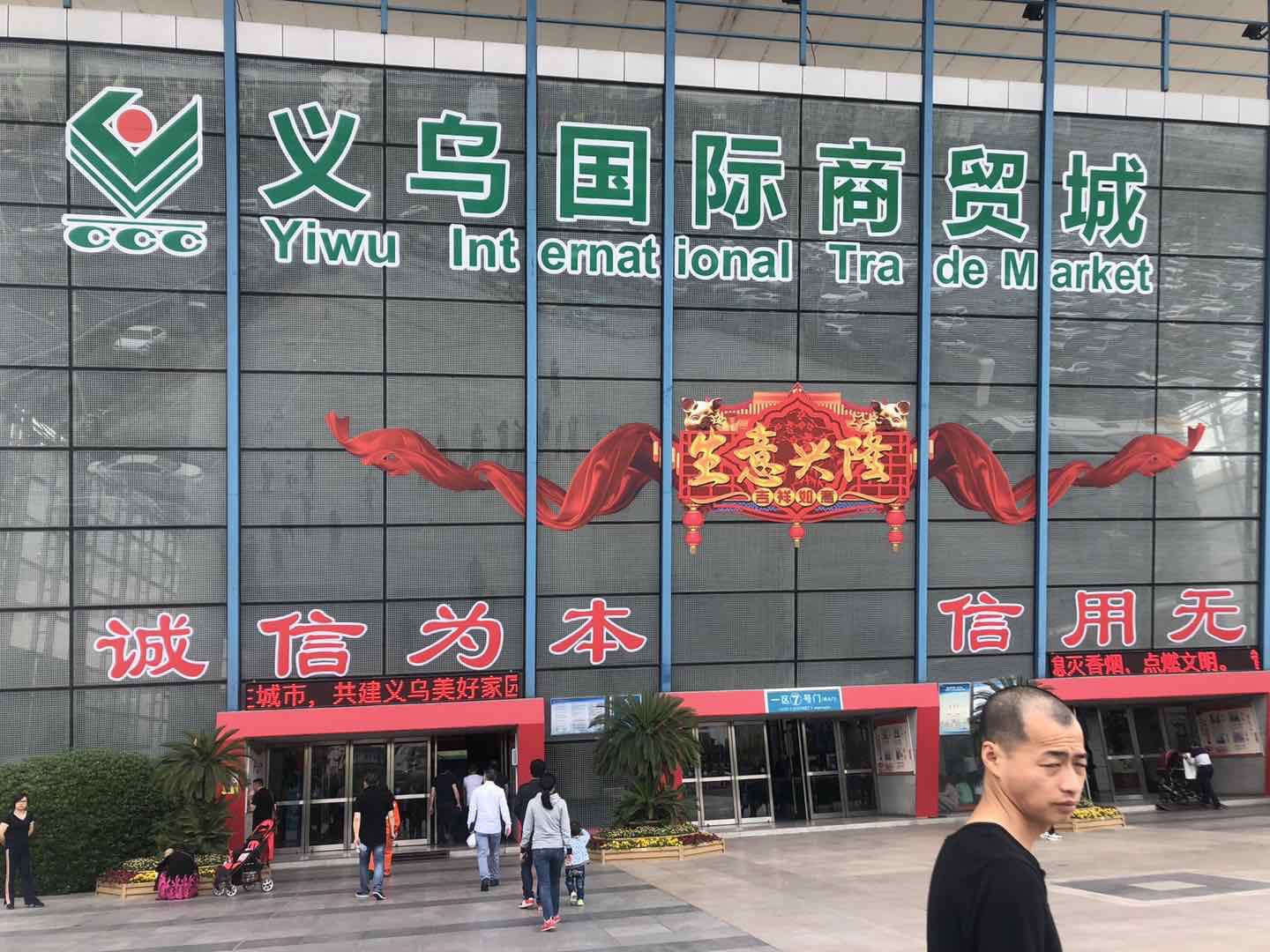 直播赚钱平台有哪些_一直播怎么赚钱_直播赚钱吗一个月赚多少钱