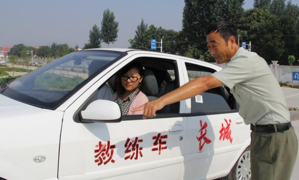 驾校教练怎么赚钱_教练驾校赚钱吗现在_教练驾校赚钱不