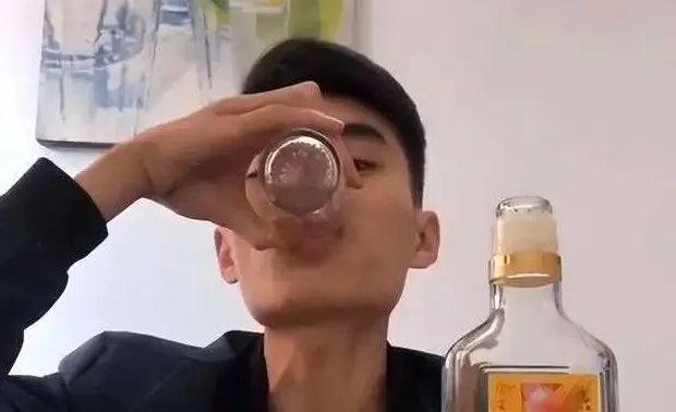 手机直播怎么赚钱的-靠喝酒赚钱，一个农村拼酒主播猝死后-优创圈
