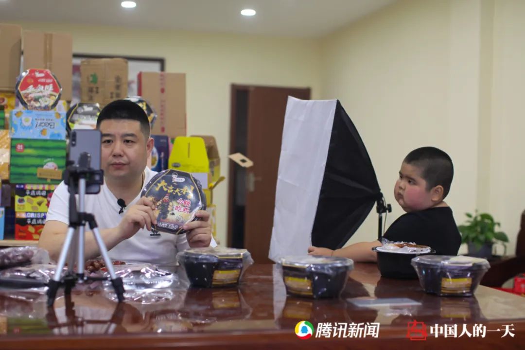 直播吃饭怎么赚钱-吃播禁令后，靠表演“狂吃”赚钱治病的东北小网红，回到了校园-优创圈