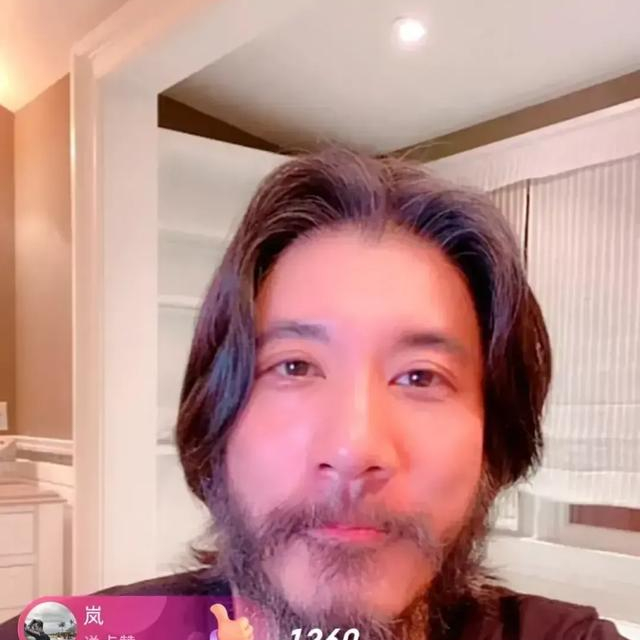 手机直播靠什么收入_直播赚钱手机是什么套路_手机直播是怎么赚钱的
