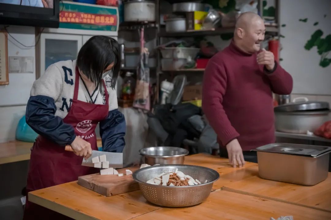 老年餐厅怎么赚钱-任何人都免费用餐，这家素食餐厅用简单的饭菜，传递大爱~-优创圈